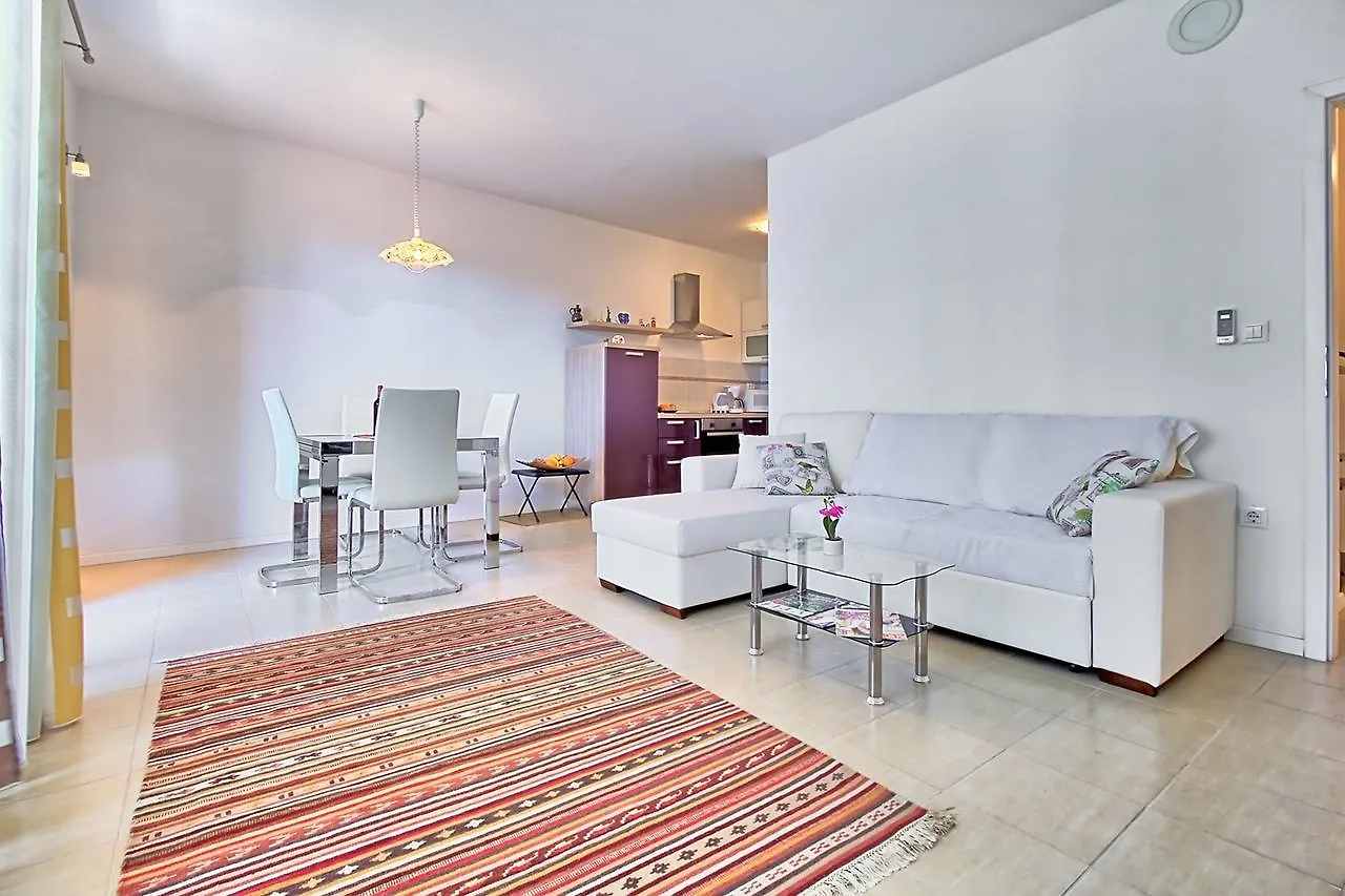 Summertime House With Apartment Umag