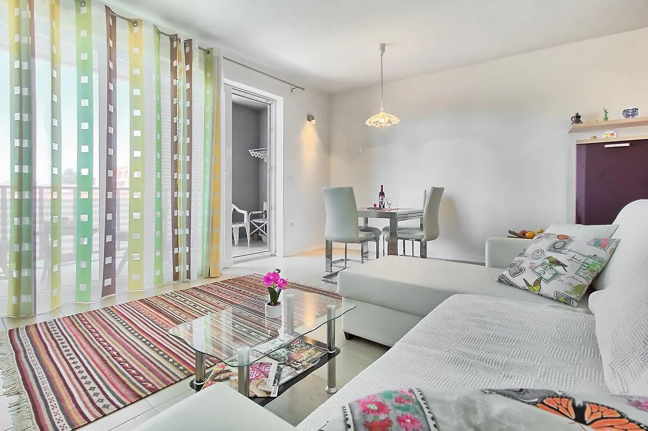 Summertime House With Apartment Umag