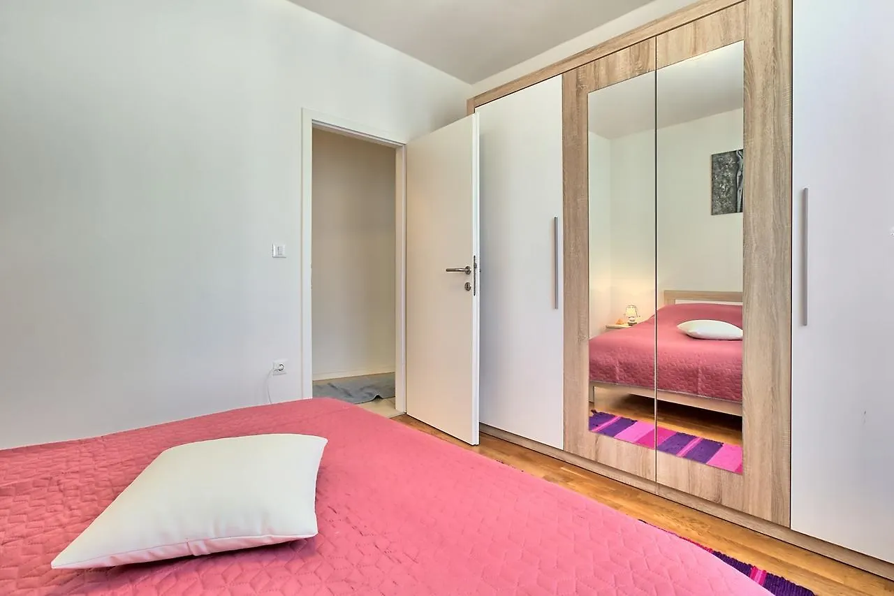 Summertime House With Apartment Umag
